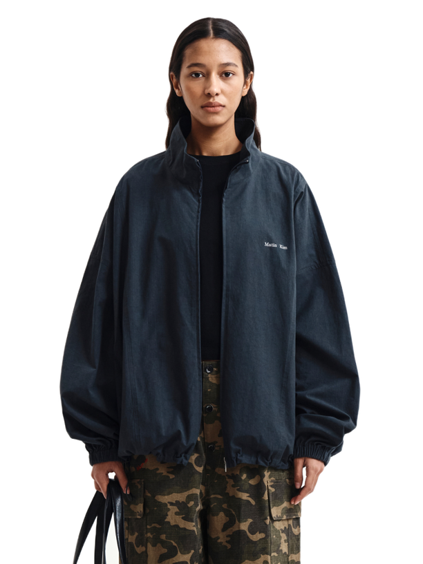 Matin Kim Куртка BACK LOGO HIGH NECK CHARCOAL